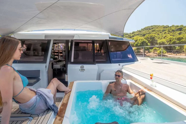 majesty_of_greece_power_catamaran_jacuzzi1 Jacuzzi